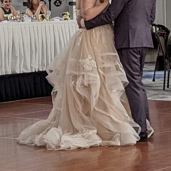 Stunning wedding dress - Picture 2 of 7